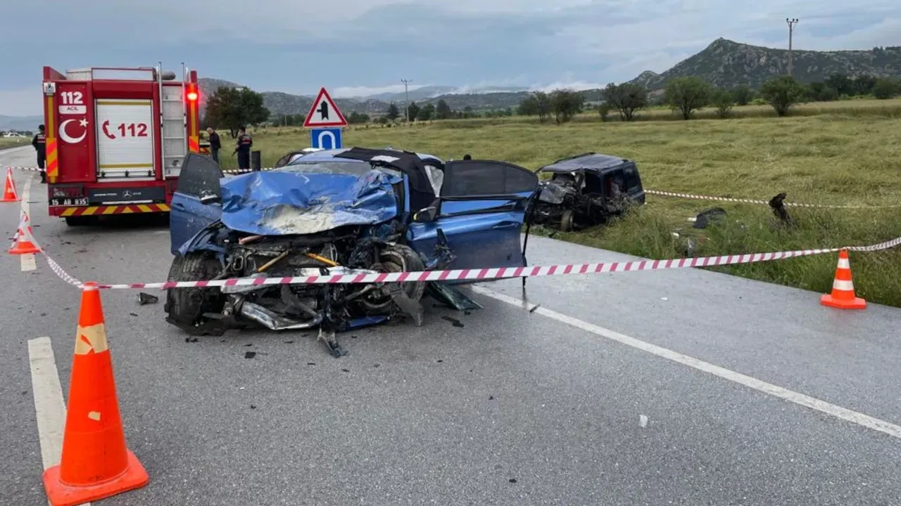 Burdur Otomobil TIR Kazası: 4 Yaralı, Sürücü Kaçtı