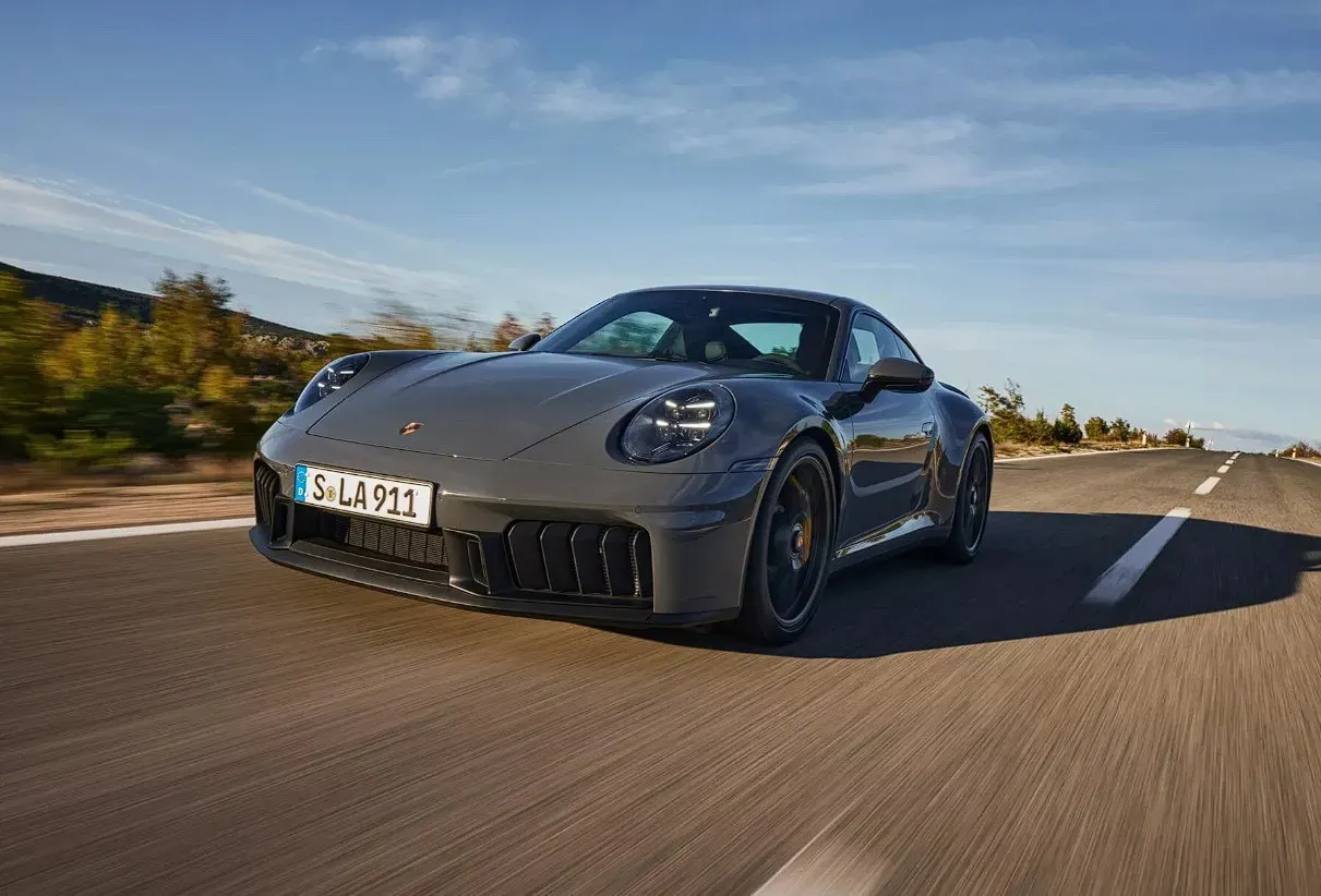 Hibrit Motorlu Porsche: Performans ve Yenilikçi Lastikler