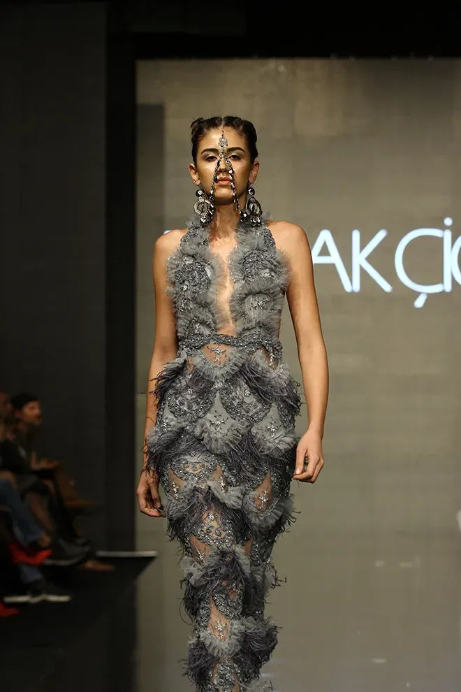 İzmir Moda Tasarım Öğrencileri Kostüm Üretiyor