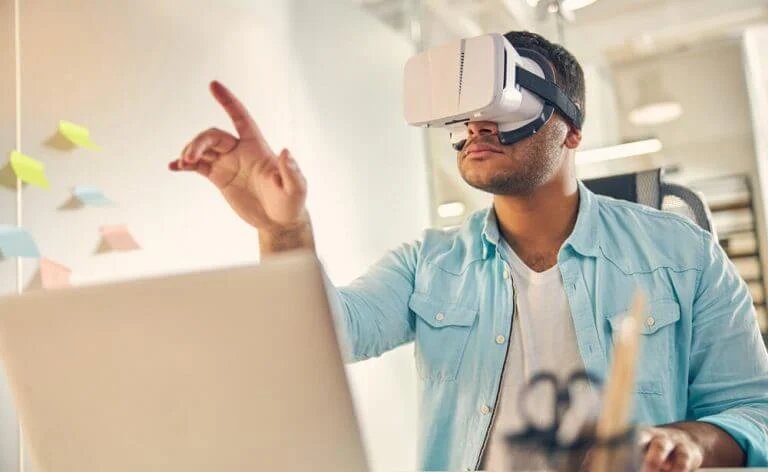Sanal Gerçeklik (VR) ve Artırılmış Gerçeklik (AR): Eğlenceden Eğitime