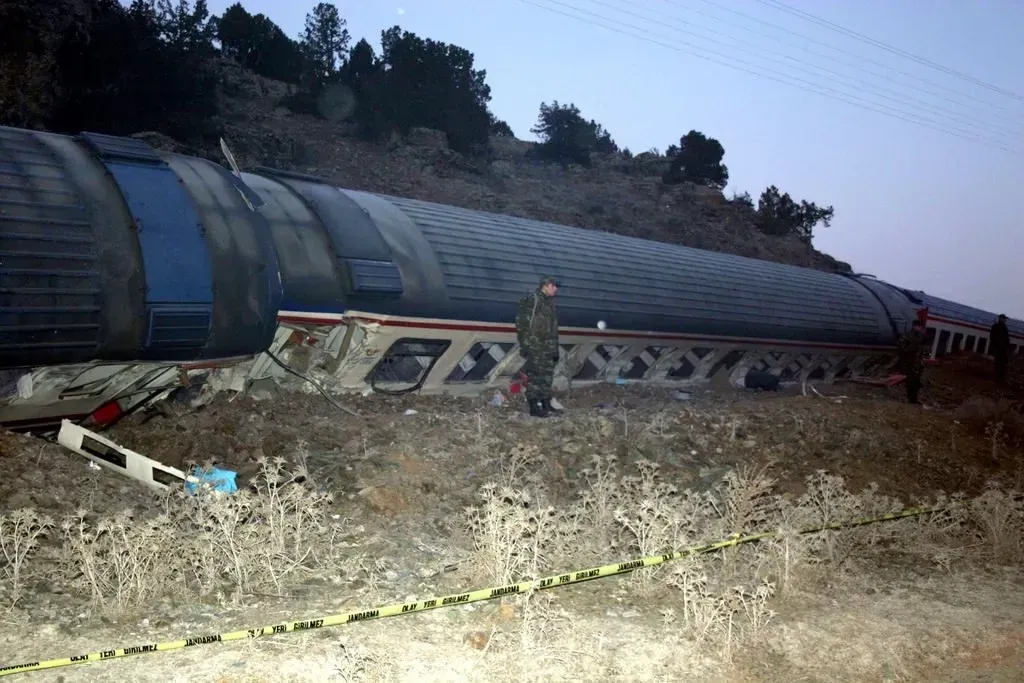 Kütahya Tren Kazası: Sürücü Otomobili Bırakıp Kaçtı