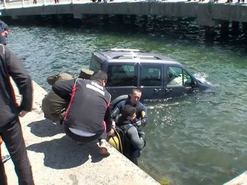 Otomobil Denize Uçtu: Kurtarma Operasyonu Başladı