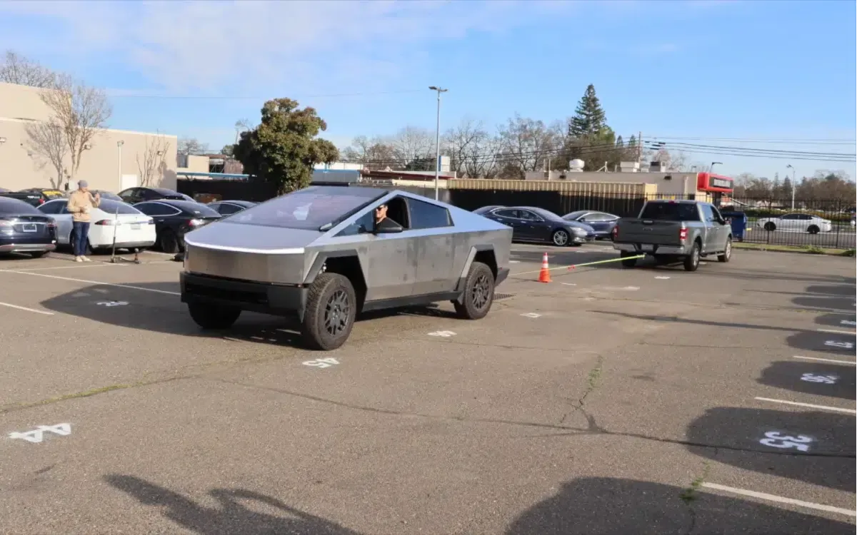 Tesla Cybertruck: Beklenen Başarı Neden Gelmedi?