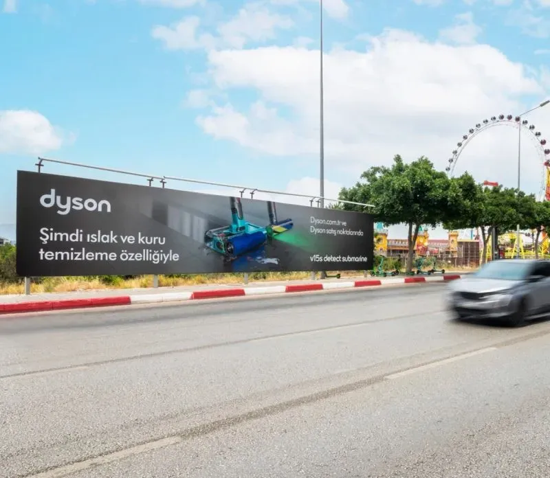 Antalya reklam tabelasıyla yaya ve araç görünürlüğü