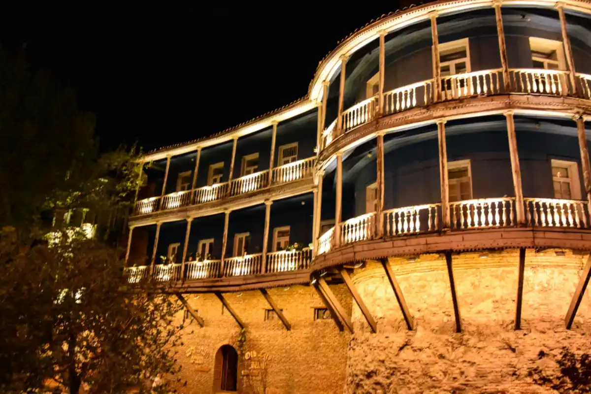 Geçmişin İzlerini Taşıyan Büyüleyici Tarihi Lüks Oteller ve Konaklama Rehberi