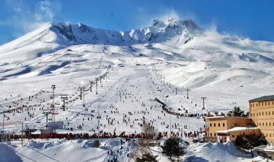 Erciyes Kayak Merkezi: Kış Turizminde Yoğun Hafta Sonu